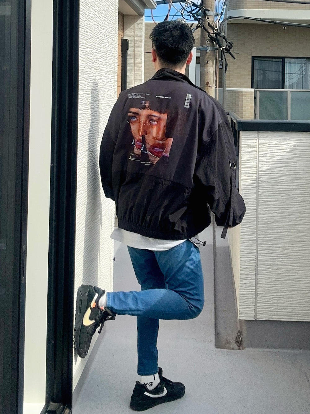 ブルー系のデニムパンツ、グレー系のTシャツ/カットソー、ブラック系のジャケット/アウターを着用したメンズの秋コーディネートの5枚目の写真