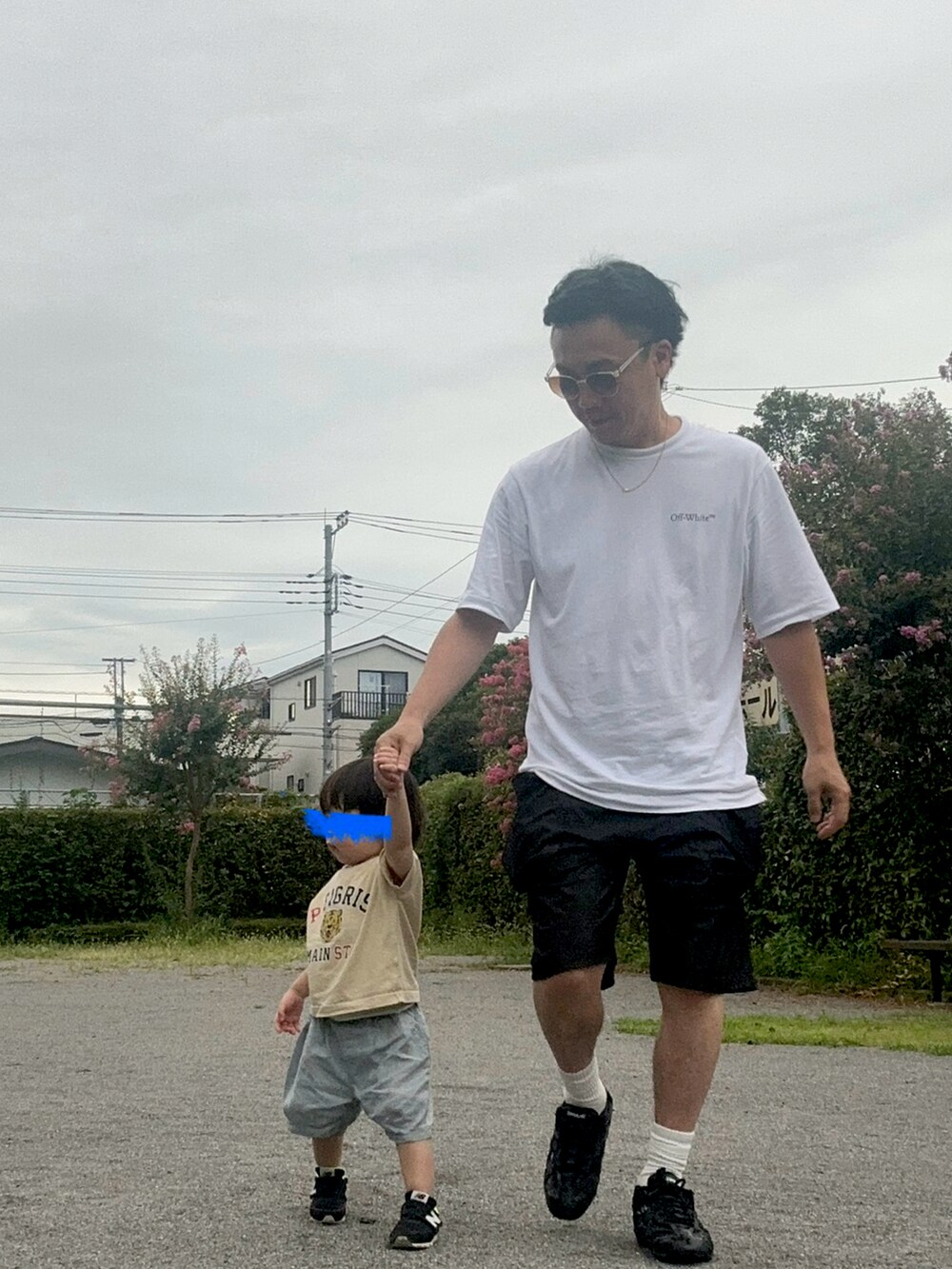 ブラック系のその他パンツ、ブラック系のスニーカー、ホワイト系のTシャツ/カットソーを着用したメンズの夏コーディネートの4枚目の写真