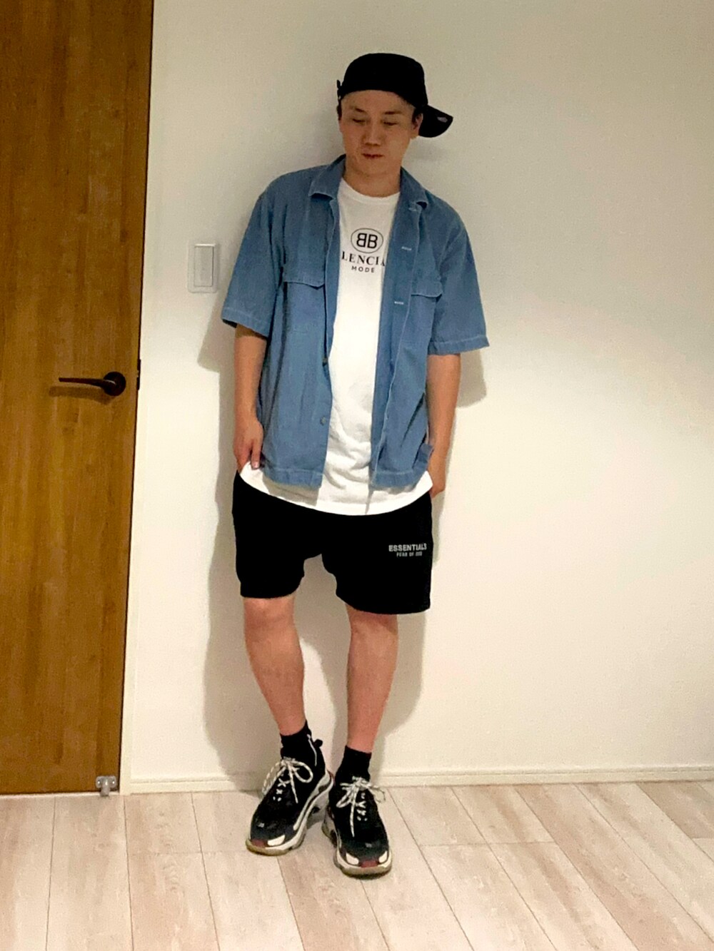 ホワイト系のスニーカー、ブラック系のスウェットパンツ、ブルー系のシャツ/ブラウスを着用したメンズの春コーディネートの4枚目の写真