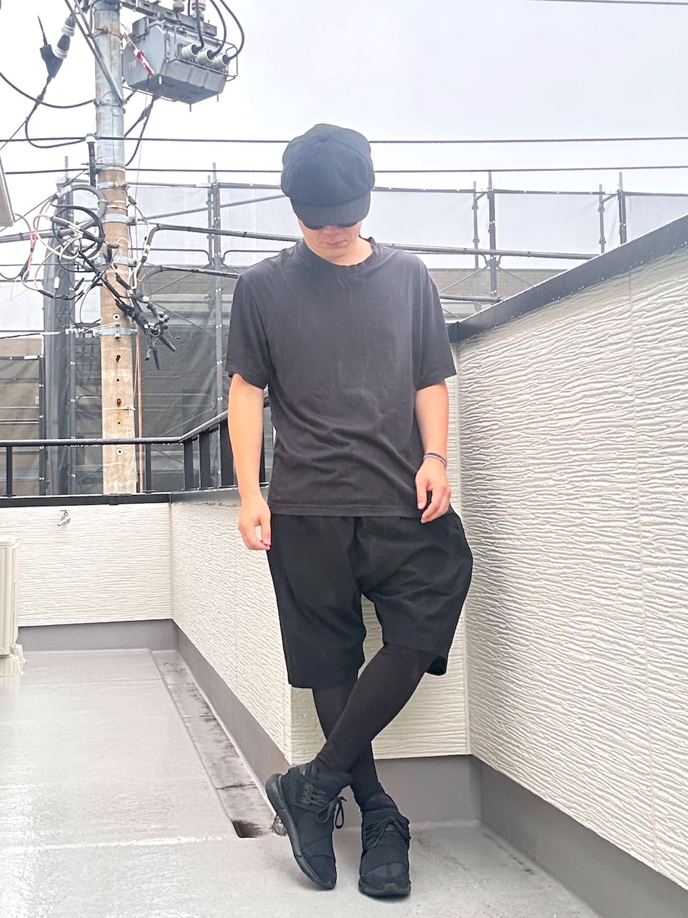 ブラック系のTシャツ/カットソー、ブラック系のその他パンツ、ブラック系のスニーカーを着用したメンズの夏コーディネートの5枚目の写真