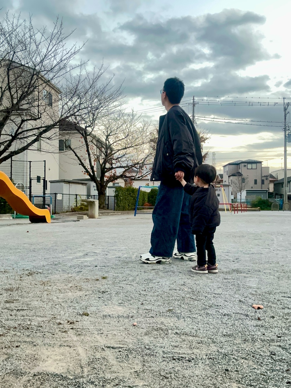 ブラック系のMA-1、ブラック系のスウェット、ブルー系のデニムパンツを着用したメンズの秋コーディネートの3枚目の写真