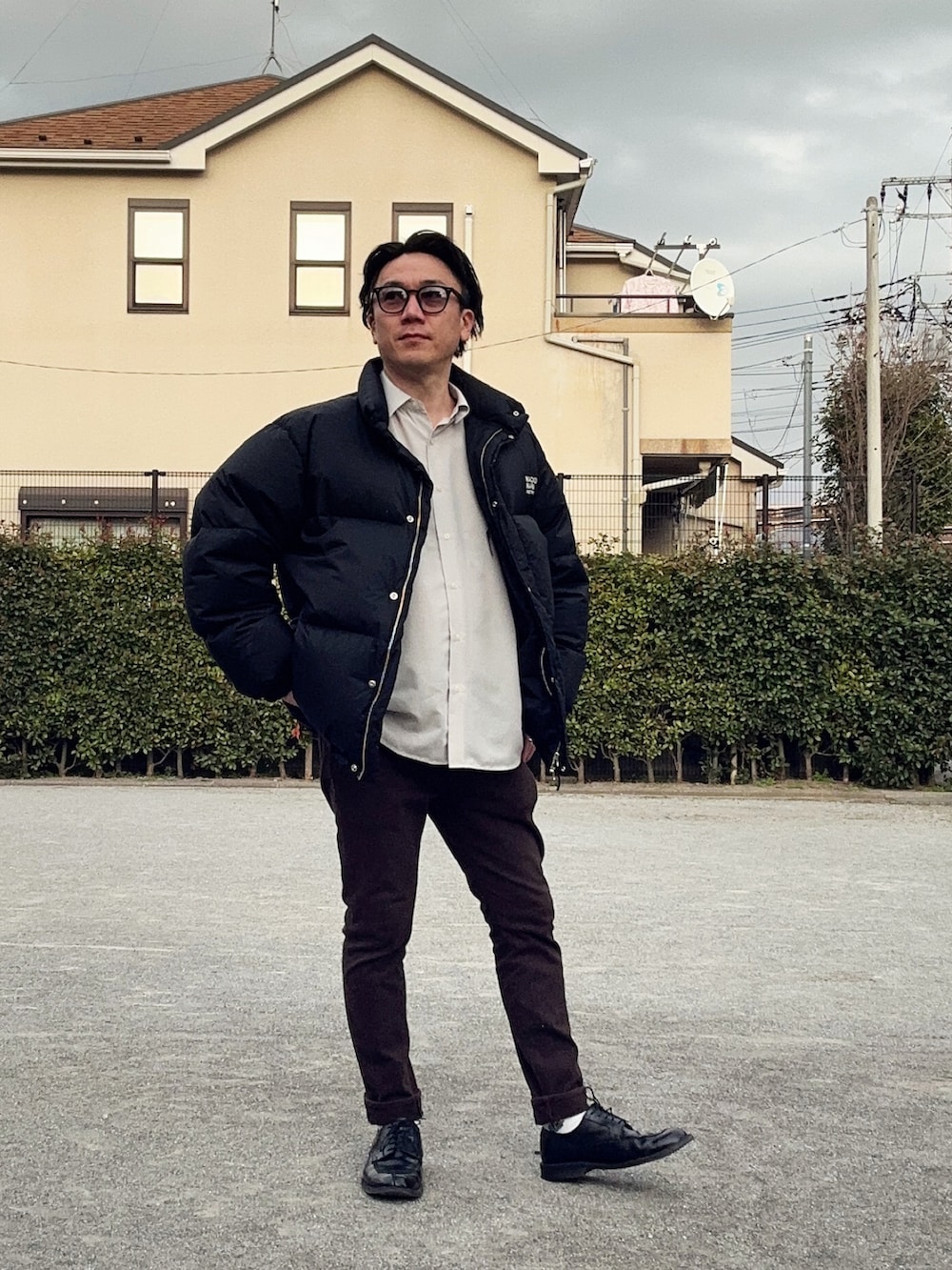 ブラック系のその他アウター、ブラウン系のその他パンツ、ホワイト系のシャツ/ブラウスを着用したメンズの春コーディネートの3枚目の写真