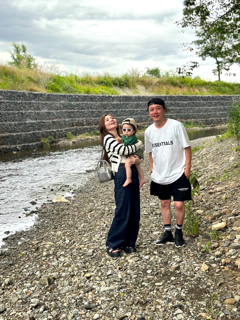 ホワイト系のTシャツ/カットソー、ブラック系のスウェットパンツ、ブラック系のスニーカーを着用したメンズの夏コーディネートの3枚目の写真