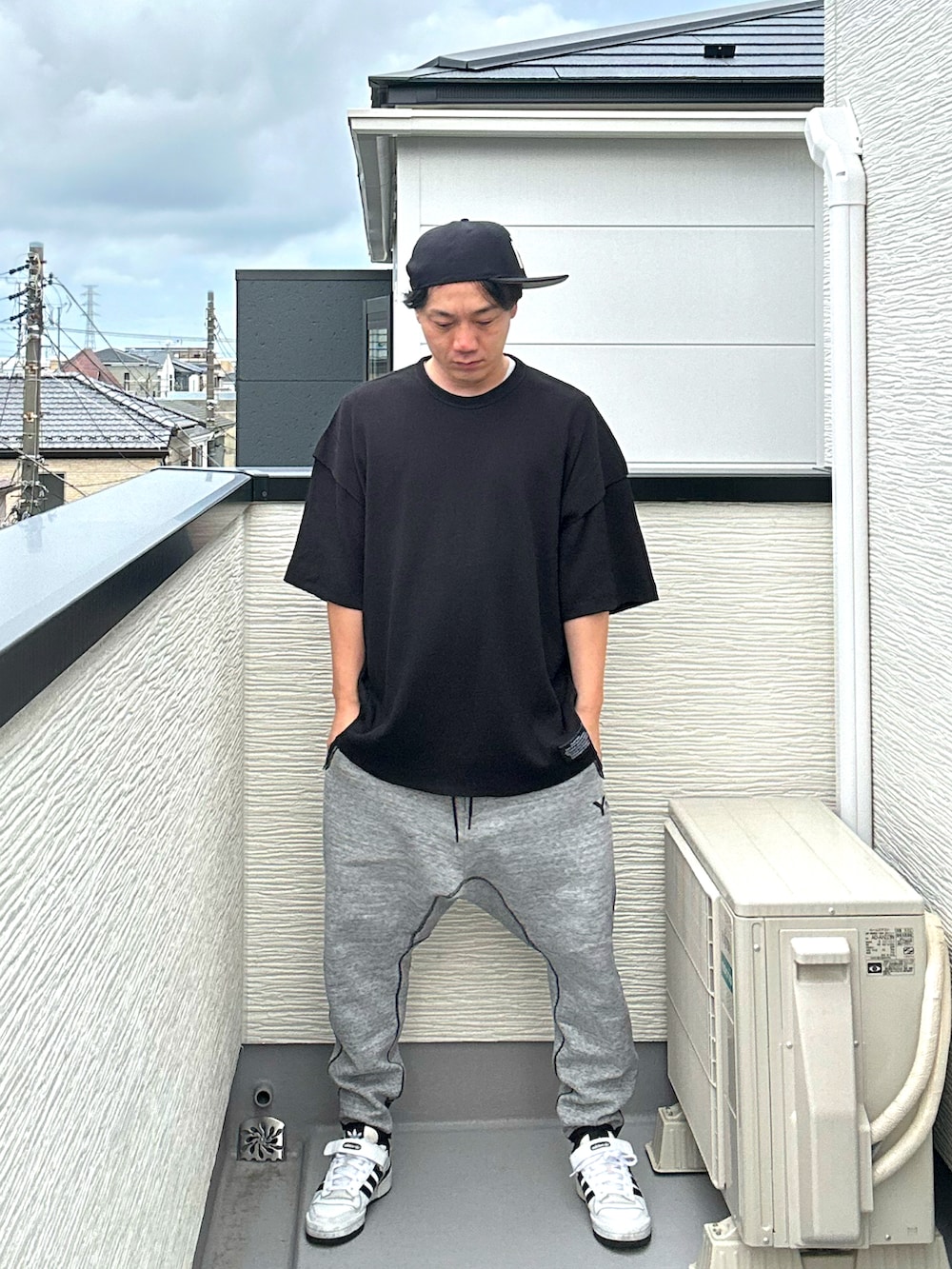 ブラック系のその他トップス、グレー系のパンツ、ホワイト系のスニーカーを着用したメンズの夏コーディネートの5枚目の写真