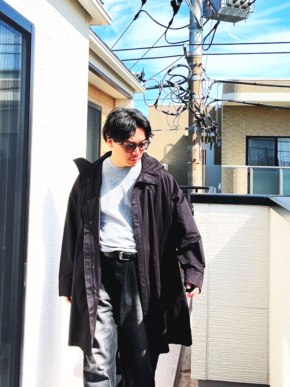 グレー系のTシャツ/カットソー、ブラック系のデニムパンツ、ブラック系のシューズを着用したメンズの秋コーディネートの2枚目の写真