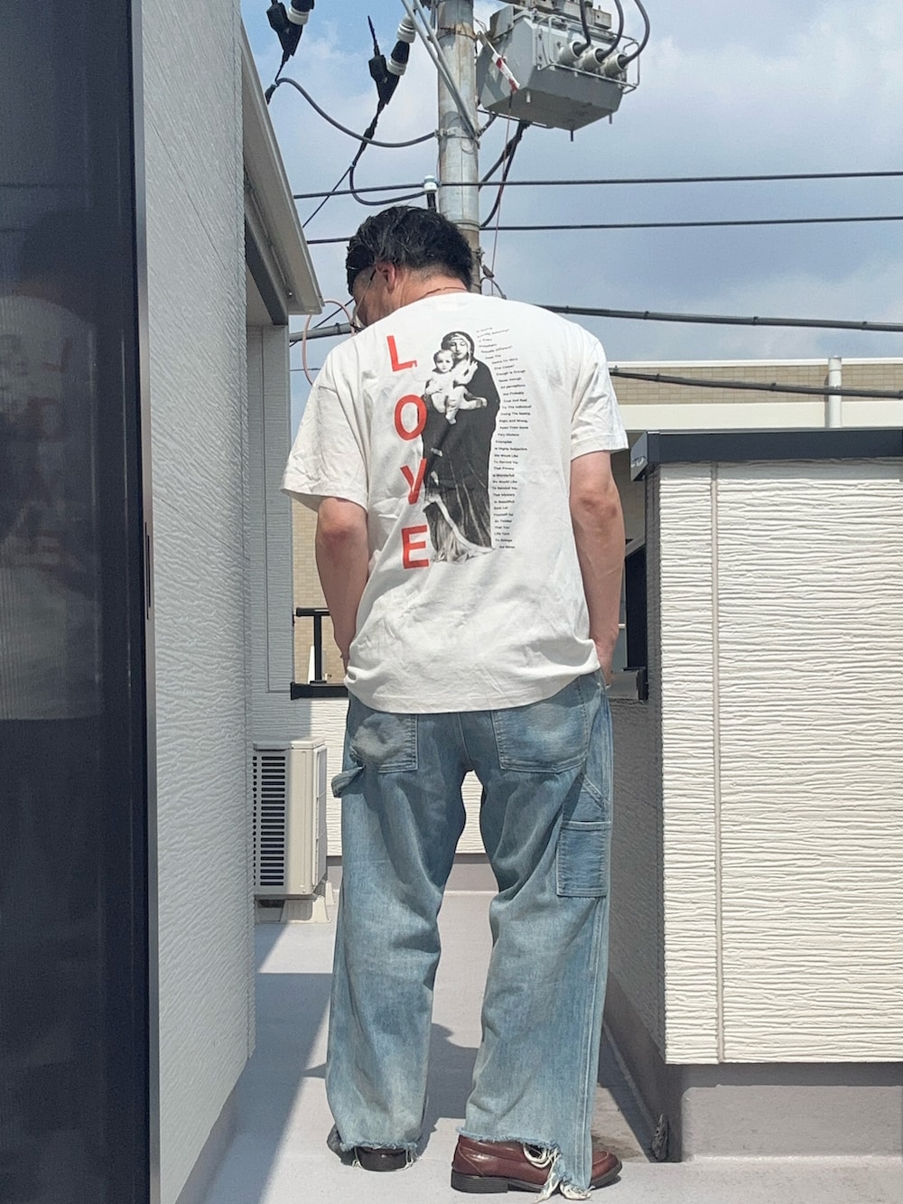 ブルー系のデニムパンツ、ホワイト系のTシャツ/カットソー、ブラウン系のローファーを着用したメンズの夏コーディネートの5枚目の写真
