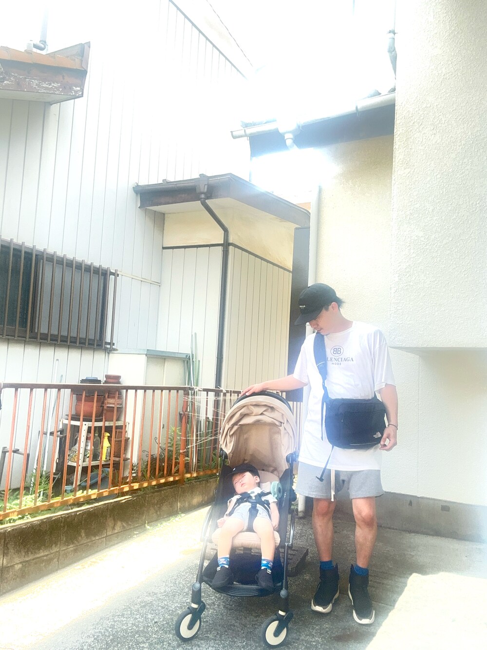 ブラック系のショルダーバッグ、ホワイト系のその他トップス、ホワイト系のTシャツ/カットソーを着用したメンズの夏コーディネートの2枚目の写真