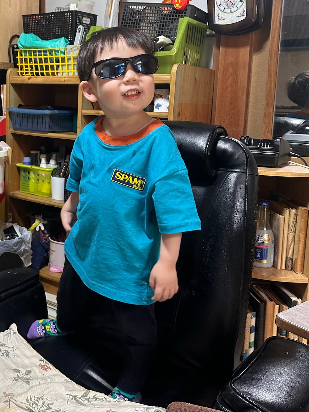 パープル系のソックス/靴下を着用したメンズの春コーディネートの3枚目の写真