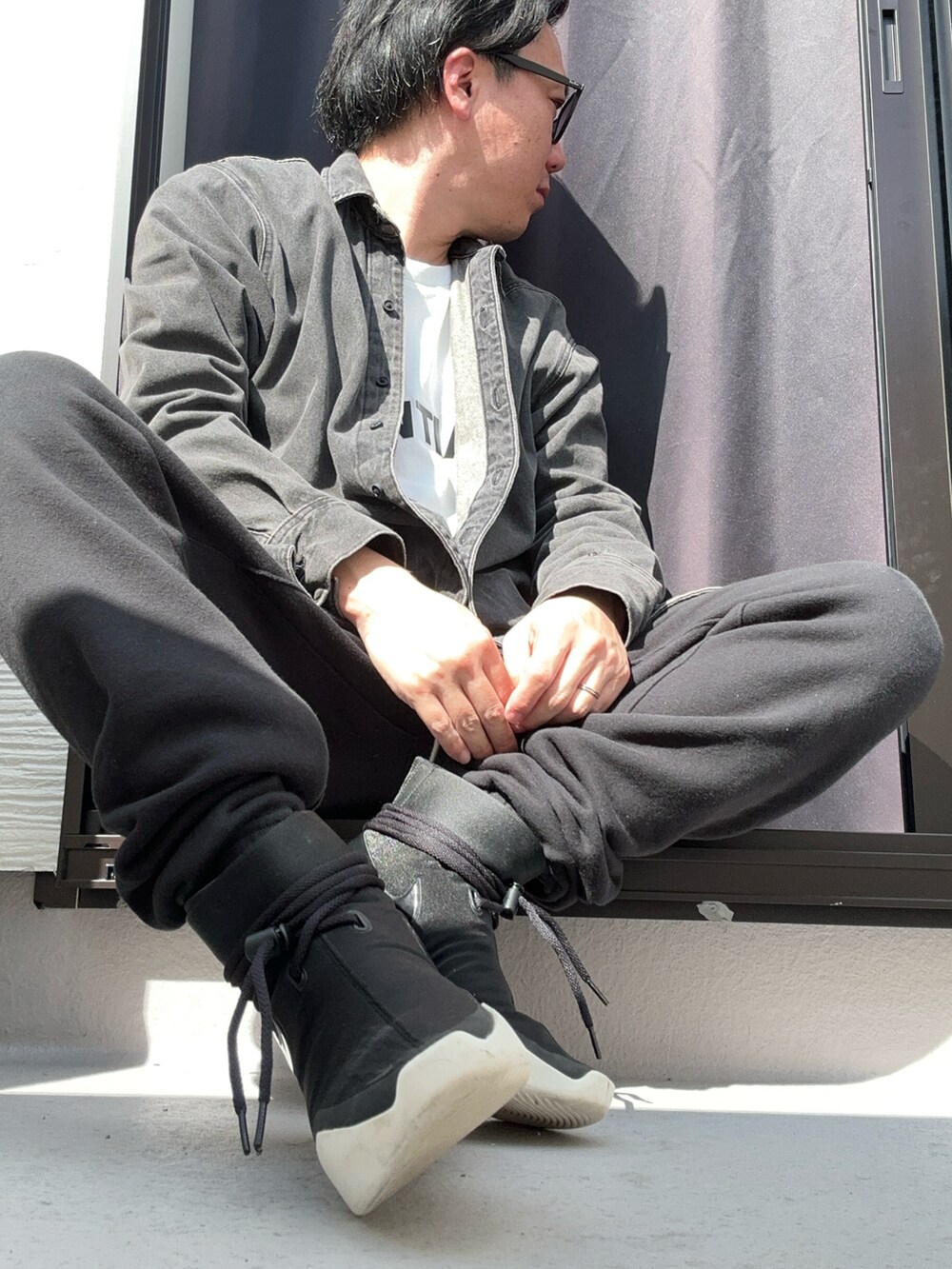 ブラック系のシャツ/ブラウス、ホワイト系のTシャツ/カットソー、ブラック系のスウェットパンツを着用したメンズの秋コーディネートの4枚目の写真