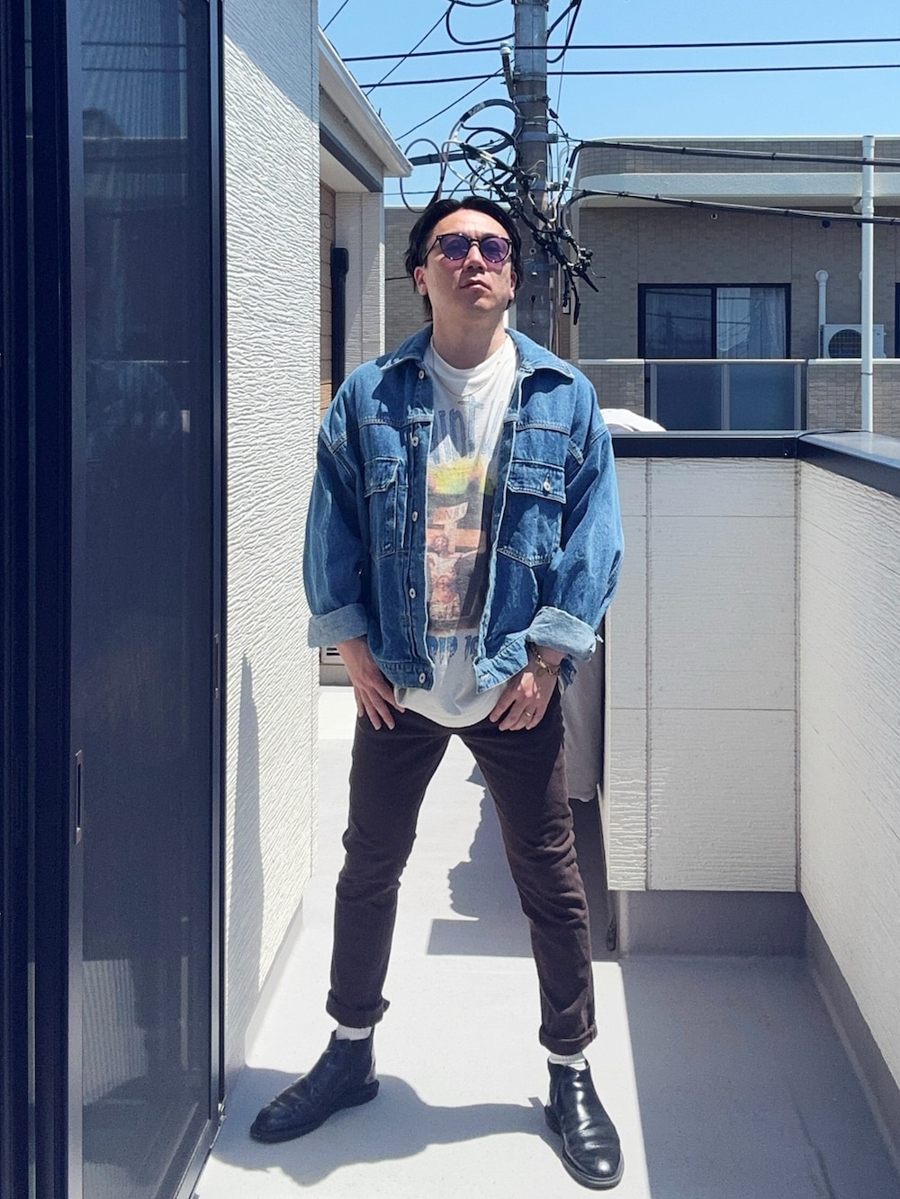 ブラウン系のその他パンツ、ホワイト系のTシャツ/カットソー、ブルー系のその他アウターを着用したメンズの春コーディネートの3枚目の写真