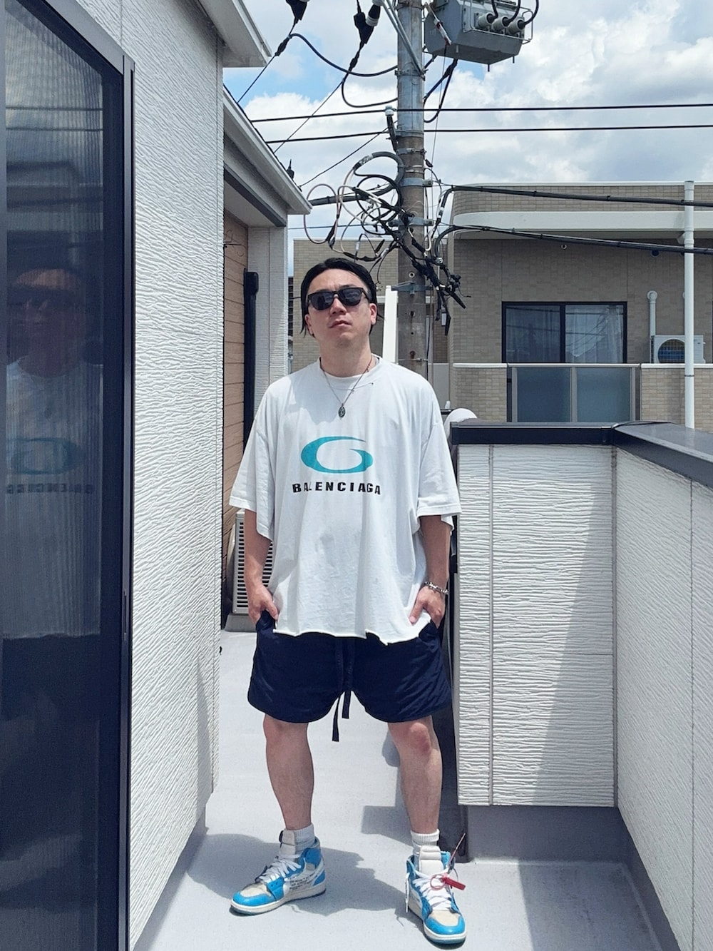 ホワイト系のTシャツ/カットソー、ブルー系のパンツ、ブルー系のスニーカーを着用したメンズの夏コーディネートの4枚目の写真