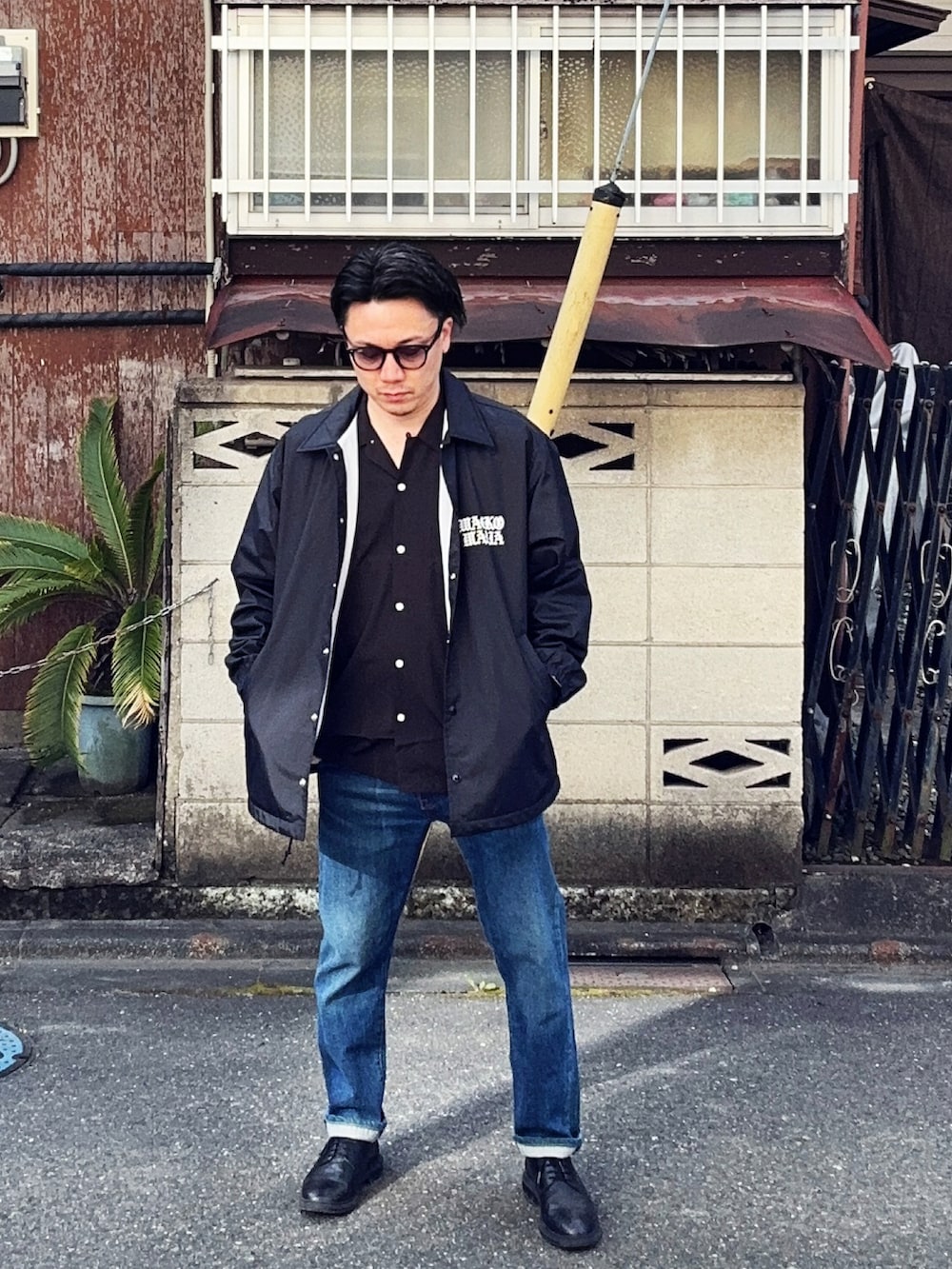 ブルー系のデニムパンツ、ブラック系のシャツ/ブラウス、ブラック系のジャケット/アウターを着用したメンズの冬コーディネートの2枚目の写真