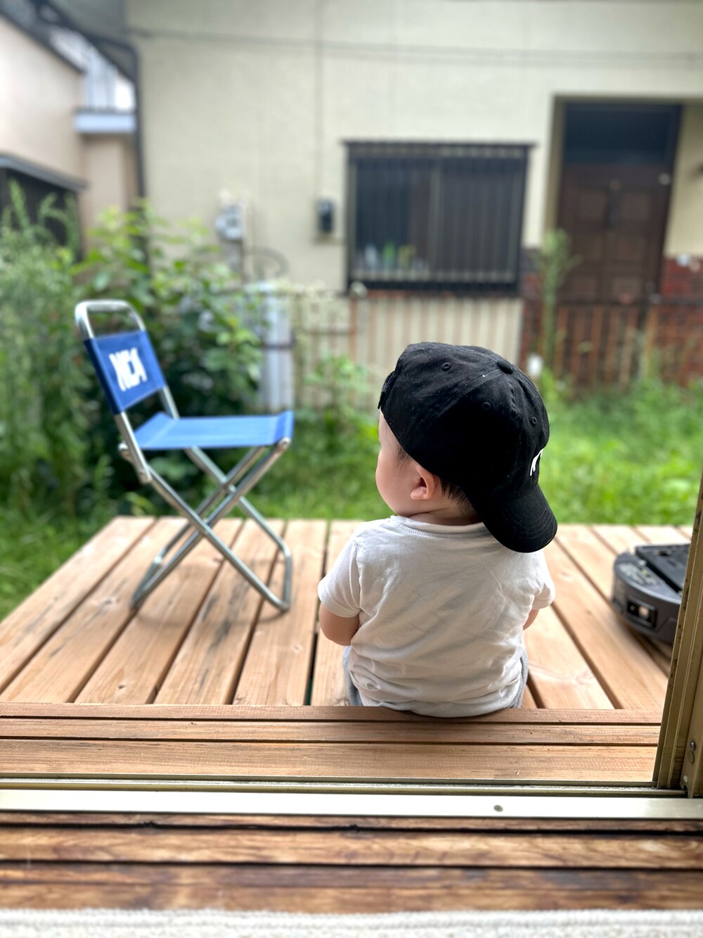 ブラック系のショルダーバッグ、ホワイト系のその他トップス、ホワイト系のTシャツ/カットソーを着用したメンズの夏コーディネートの5枚目の写真