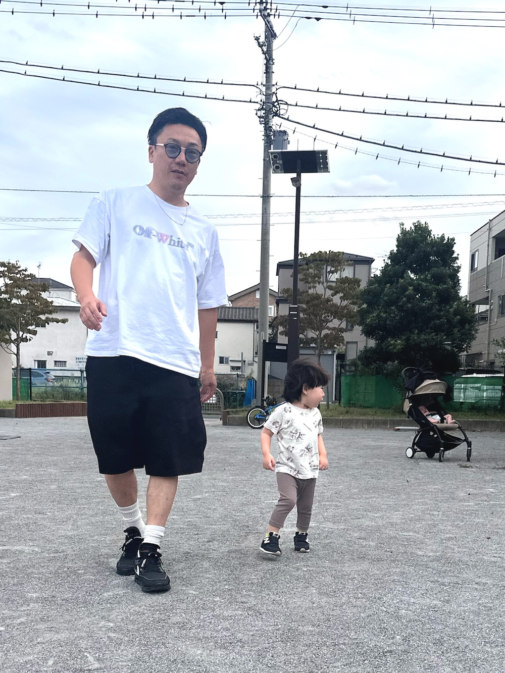 ブラック系のスニーカー、ホワイト系のTシャツ/カットソー、ブラック系のスウェットパンツを着用したメンズの秋コーディネートの5枚目の写真