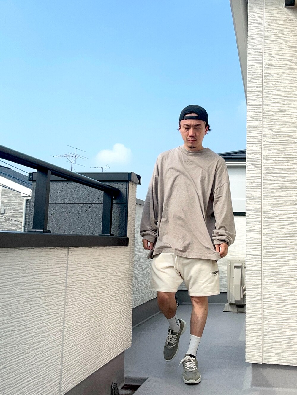 ホワイト系のスウェットパンツ、グレー系のスニーカー、グレー系のTシャツ/カットソーを着用したメンズの秋コーディネートの2枚目の写真