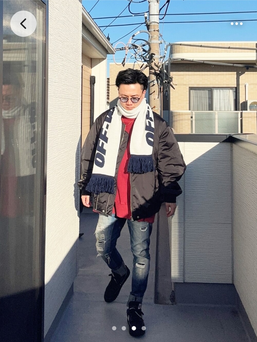 レッド系のスウェット、ブラック系のMA-1、ブルー系のデニムパンツを着用したメンズの冬コーディネートの3枚目の写真