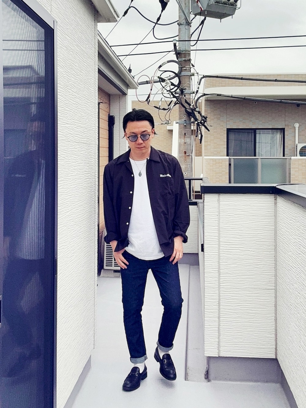 ブラック系のローファー、ホワイト系のTシャツ/カットソー、ブラック系のシャツ/ブラウスを着用したメンズの春コーディネートの2枚目の写真