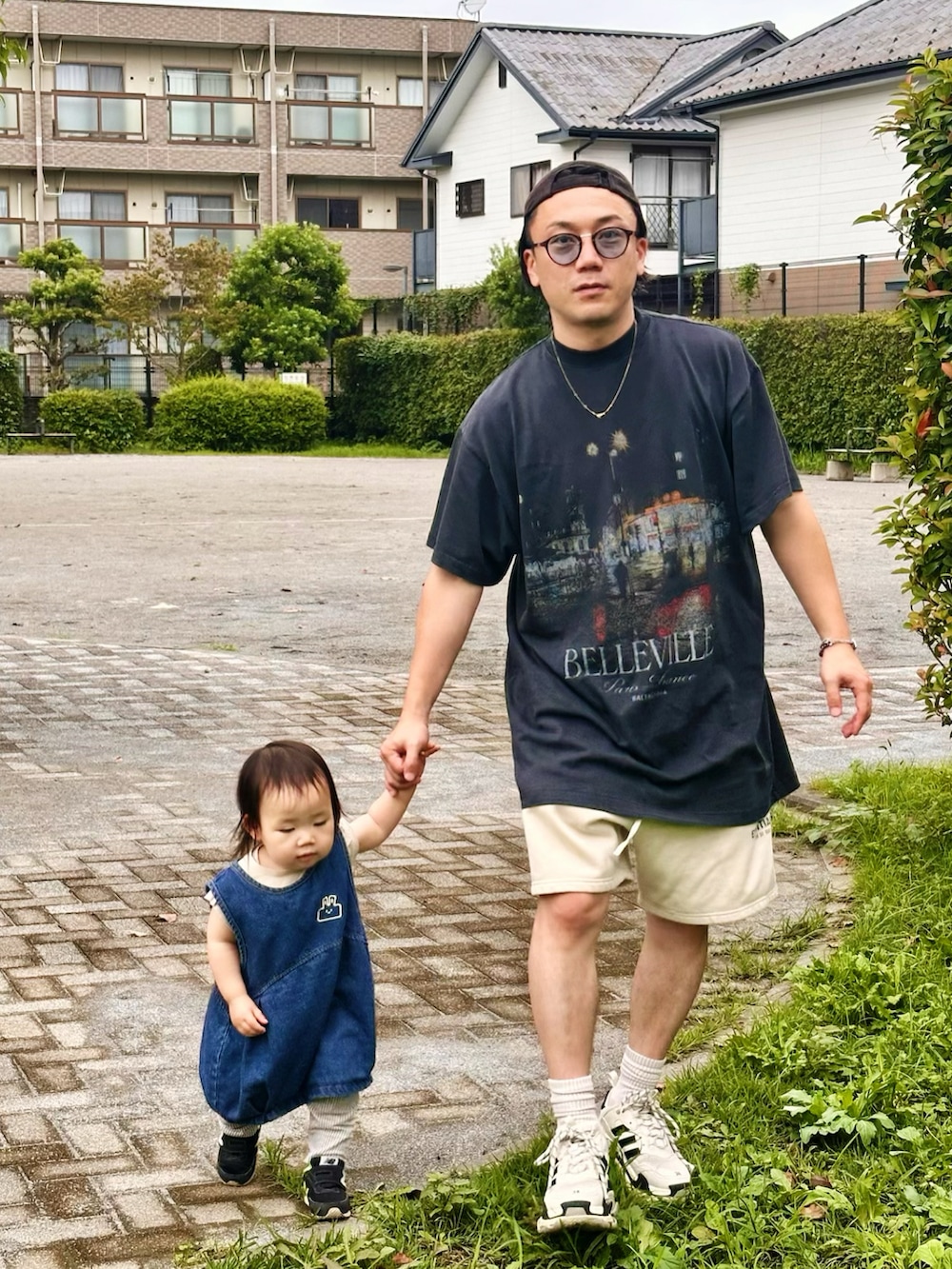 ホワイト系のスウェットパンツ、ブラック系のTシャツ/カットソー、ホワイト系のシューズを着用したメンズの秋コーディネートの3枚目の写真