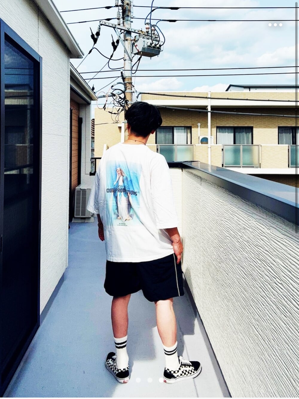 ブラック系のスニーカー、ホワイト系のTシャツ/カットソー、ブラック系のパンツを着用したメンズの夏コーディネートの3枚目の写真