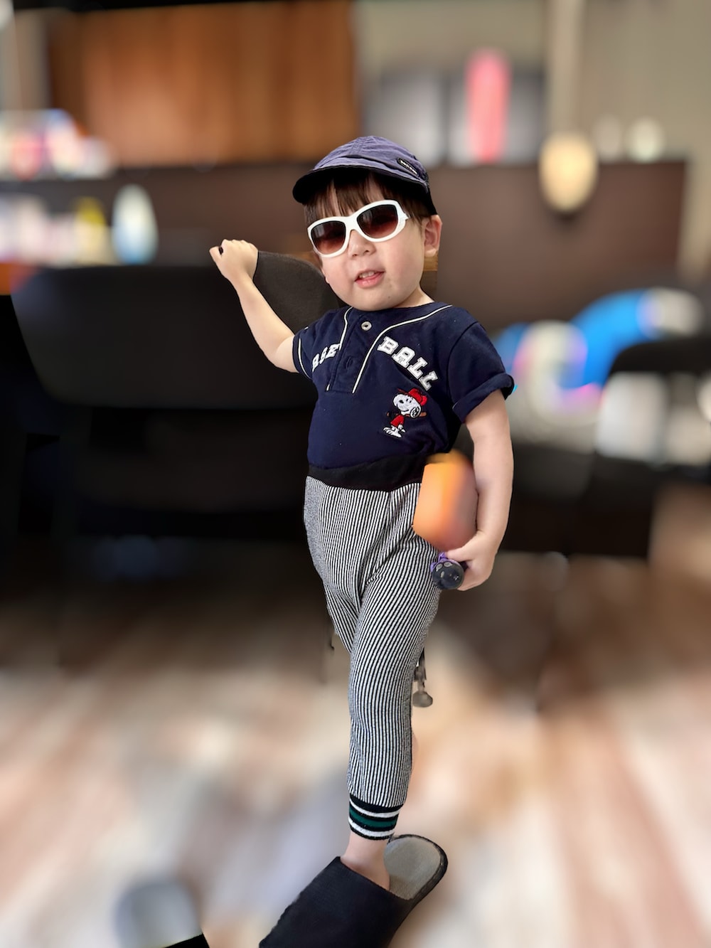 ブルー系のデニムパンツ、ブラック系のタンクトップ、ホワイト系のシャツ/ブラウスを着用したメンズの春コーディネートの4枚目の写真