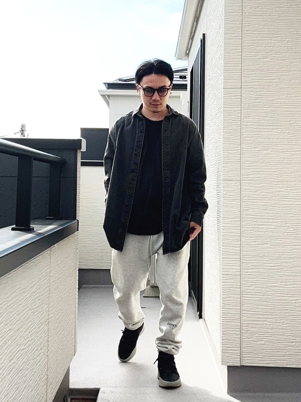 ブラック系のシャツ/ブラウス、グレー系のスウェットパンツ、ブラック系のスニーカーを着用したメンズの秋コーディネートの2枚目の写真