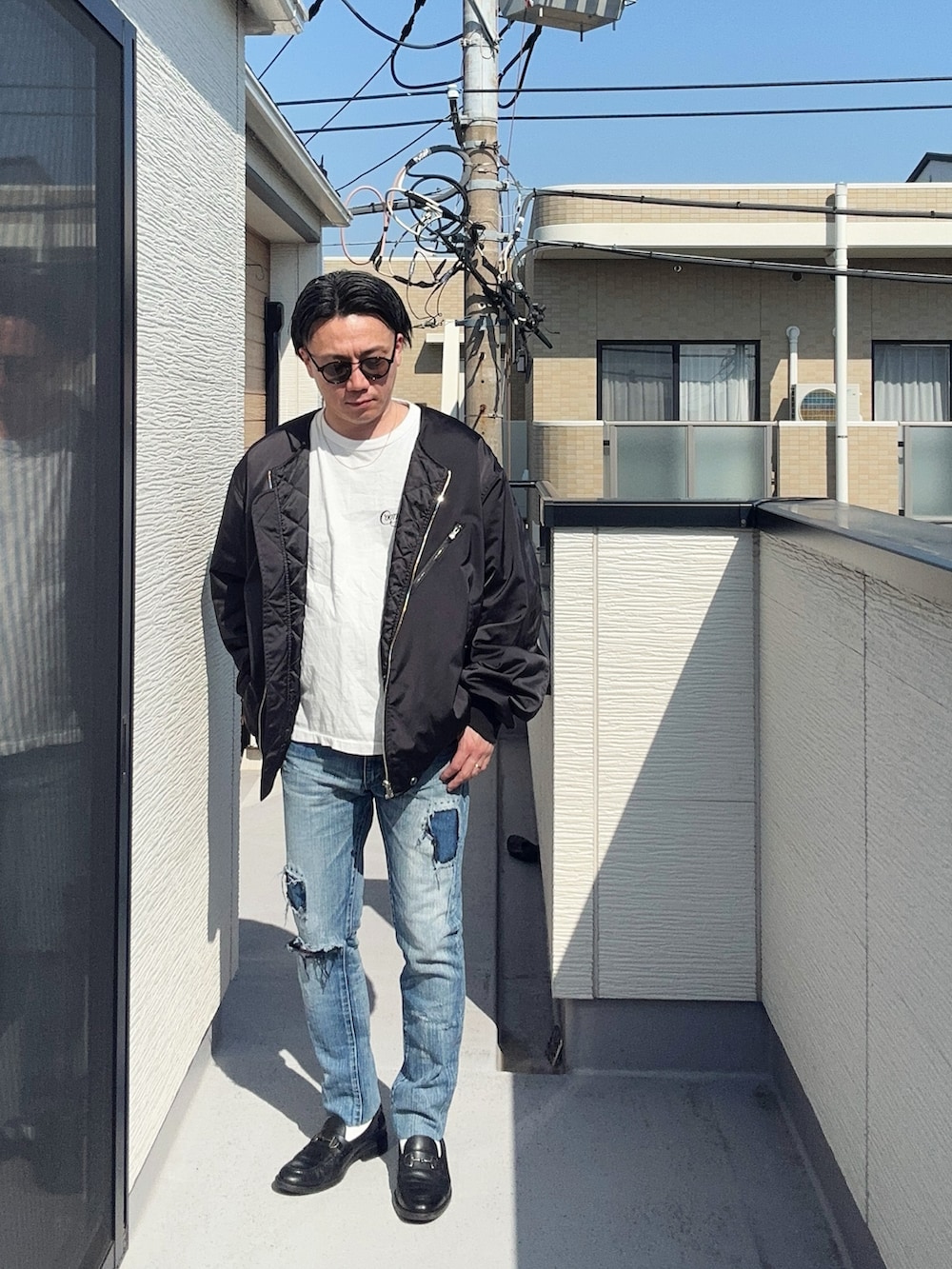 ブラック系のMA-1、ブラック系のローファー、ホワイト系のTシャツ/カットソーを着用したメンズの春コーディネートの2枚目の写真