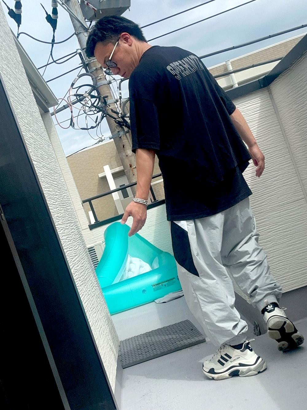 グレー系のその他パンツ、ブラック系のTシャツ/カットソー、ホワイト系のシューズを着用したメンズの秋コーディネートの2枚目の写真