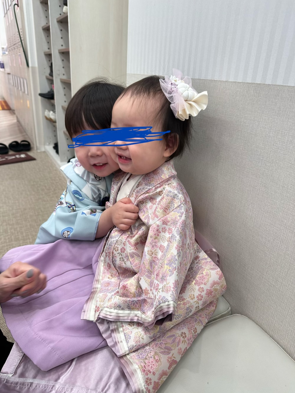 ブラック系のその他アウター、ベージュ系のシャツ/ブラウス、ブルー系のデニムパンツを着用したメンズの春コーディネートの3枚目の写真