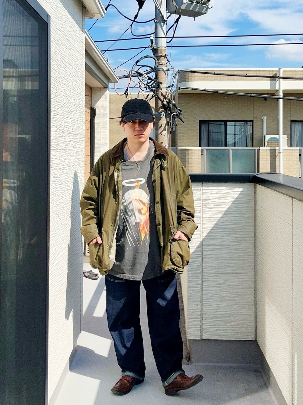 ブルー系のデニムパンツ、ブラック系のTシャツ/カットソー、グリーン系のジャケット/アウターを着用したメンズの秋コーディネートの2枚目の写真