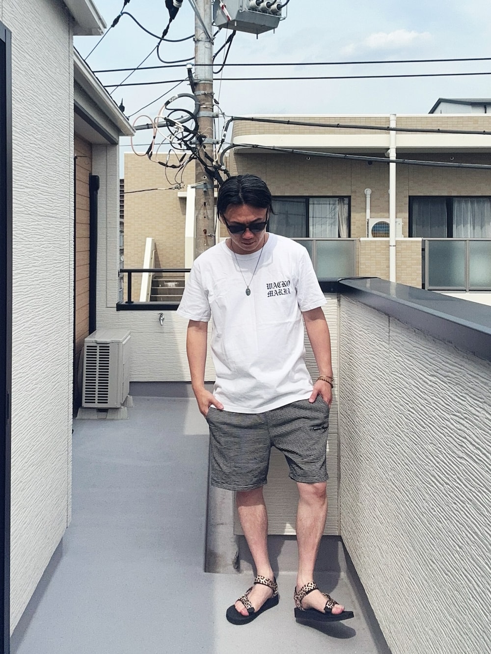 ホワイト系のTシャツ/カットソー、ブラック系のパンツ、その他のサンダルを着用したメンズの夏コーディネートの2枚目の写真