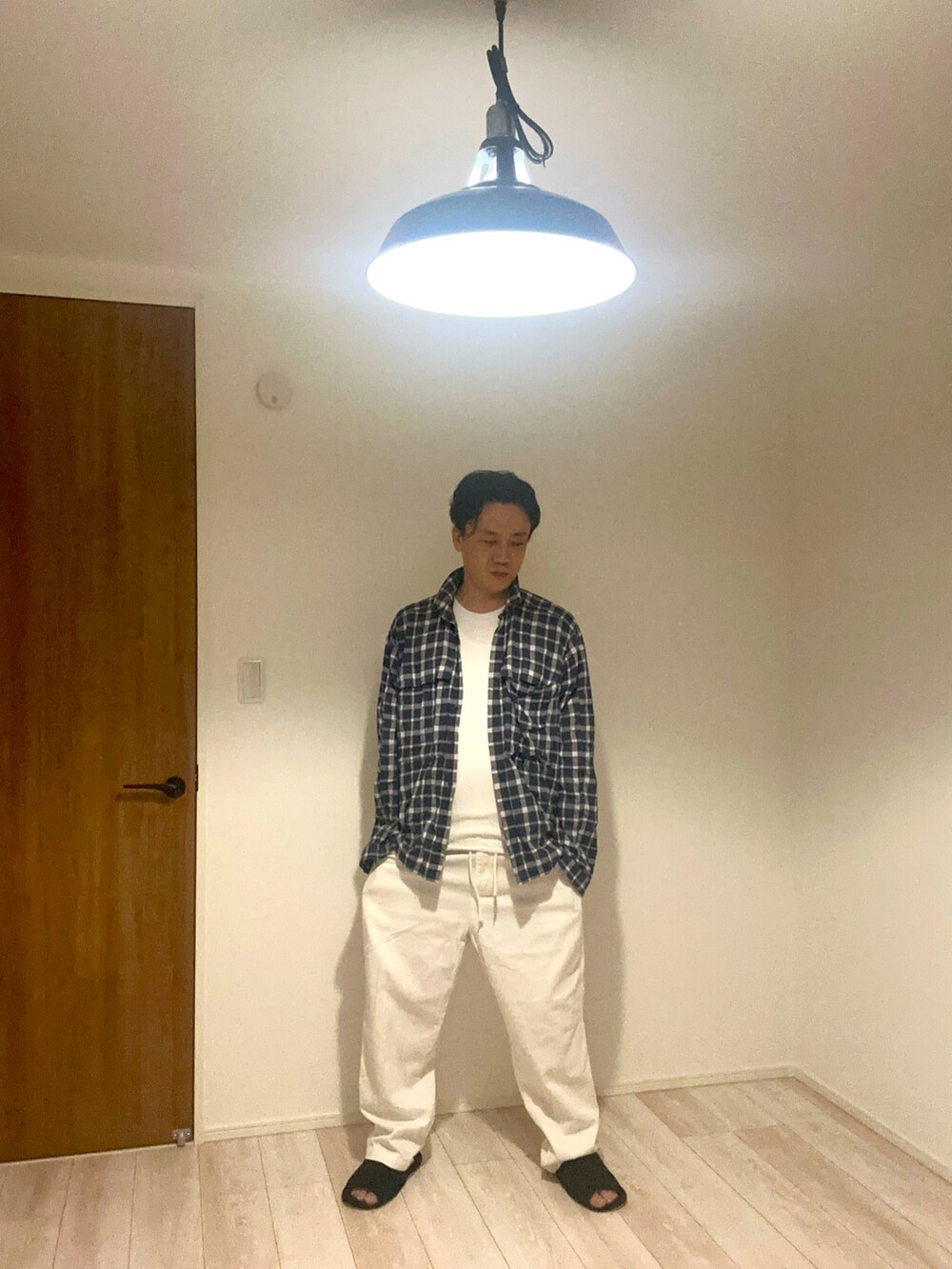 ブルー系のシャツ/ブラウス、ホワイト系のデニムパンツ、ホワイト系のTシャツ/カットソーを着用したメンズの春コーディネートの2枚目の写真