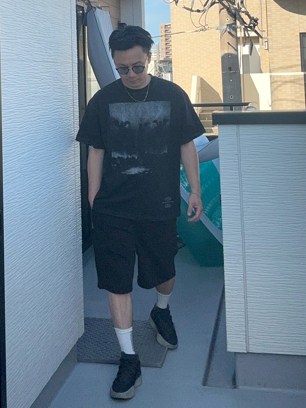 ブラック系のTシャツ/カットソー、ブラック系のスウェットパンツ、ブラック系のスニーカーを着用したメンズの夏コーディネートの2枚目の写真