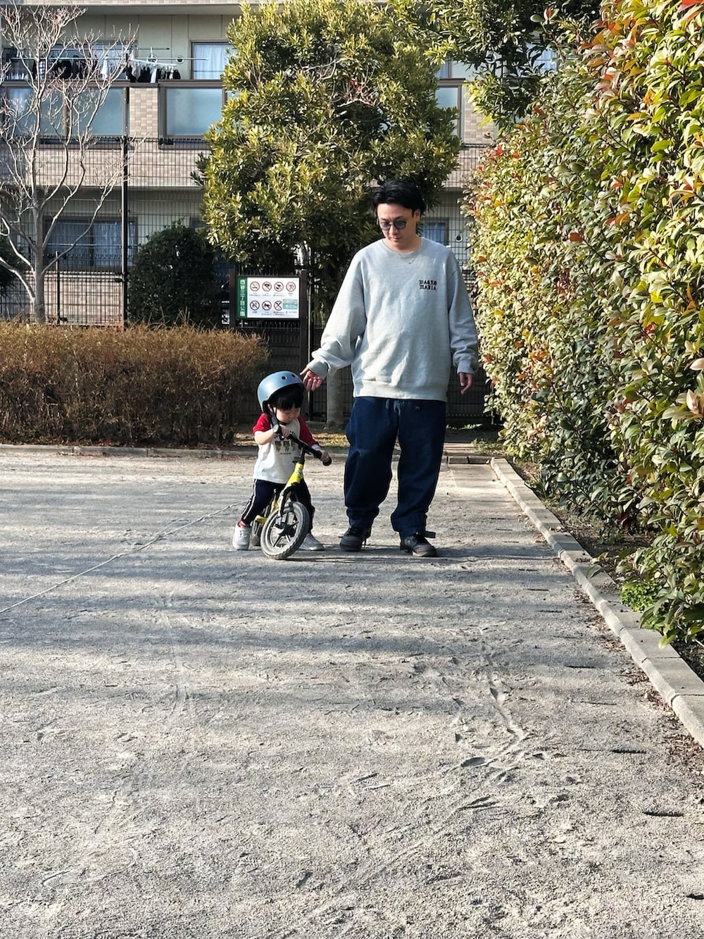 ブルー系のデニムパンツ、グレー系のスウェット、グレー系のスニーカーを着用したメンズの冬コーディネートの2枚目の写真