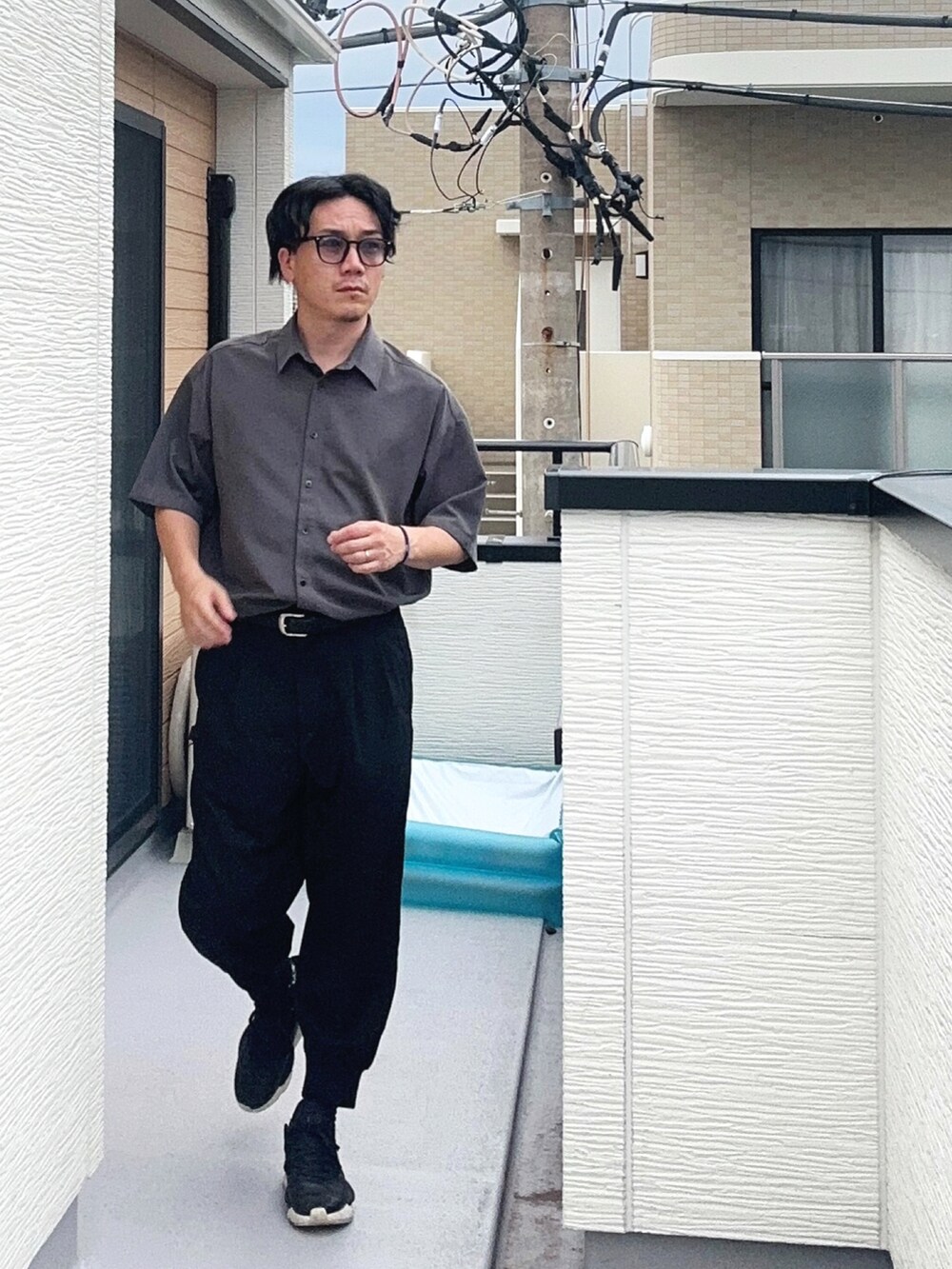 グレー系のシャツ/ブラウス、ブラック系のその他パンツ、ブラック系のスニーカーを着用したメンズの秋コーディネートの3枚目の写真