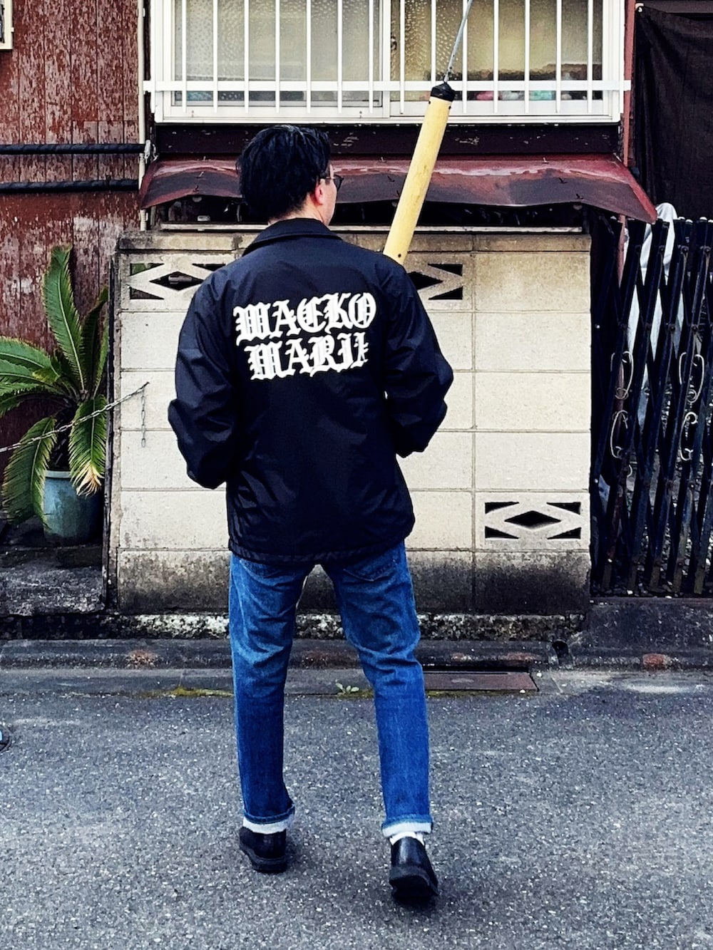 ブルー系のデニムパンツ、ブラック系のシャツ/ブラウス、ブラック系のジャケット/アウターを着用したメンズの冬コーディネートの3枚目の写真