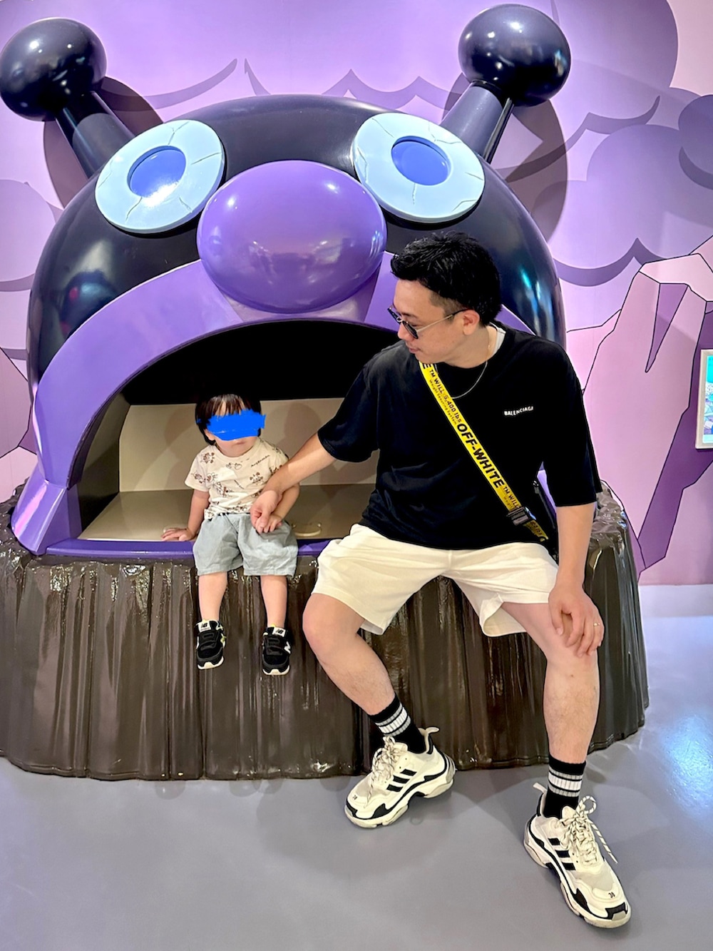 ブラック系のショルダーバッグ、ブラック系のTシャツ/カットソー、ホワイト系のTシャツ/カットソーを着用したメンズの秋コーディネートの2枚目の写真