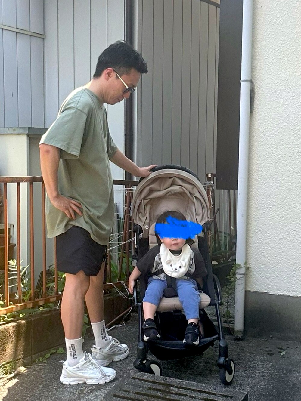 グリーン系のTシャツ/カットソー、ブルー系のパンツ、ホワイト系のスニーカーを着用したメンズの夏コーディネートの2枚目の写真