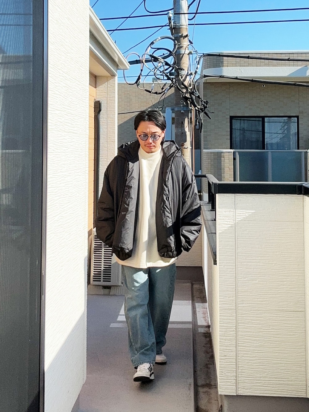 「シンプルコーデ、シンプル、オトナカジュアル、40代ファッション、オーバーサイズ、ビックシルエット、デニム、大人コーデ、モノトーン、大人カジュアル、お出かけコーデ、バレルレッグジーンズ」｜「FOG ESSENTIALSの＜FEAR OF GOD ESSENTIALS＞ スウェット クルーネック コア（スウェット、ベージュ系）」を使った、（asatomoz）さん（メンズ・170cm）の冬コーディネートの2枚目の写真