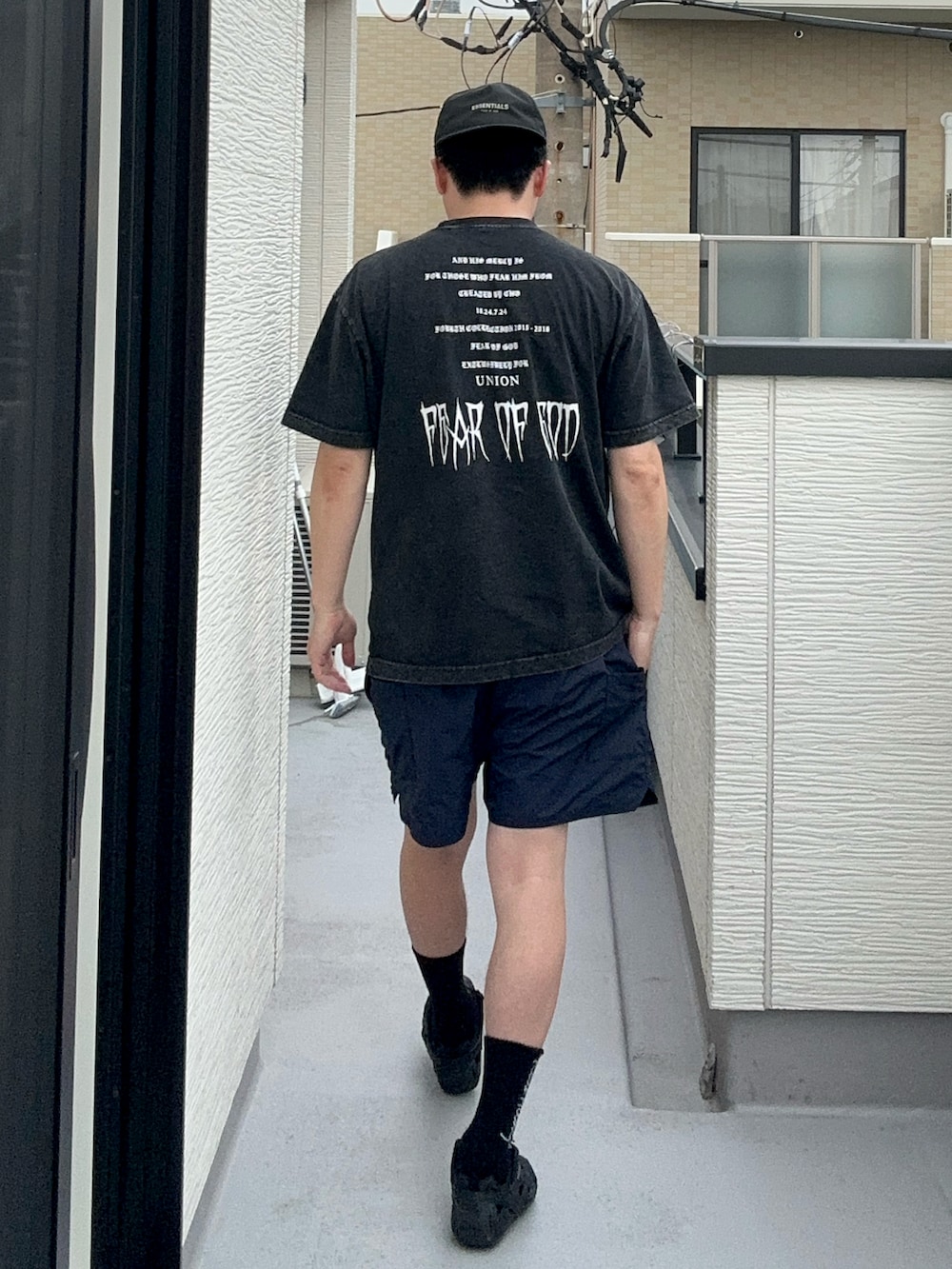 ブラック系のTシャツ/カットソー、ブルー系のパンツ、ブラック系のシューズを着用したメンズの夏コーディネートの2枚目の写真