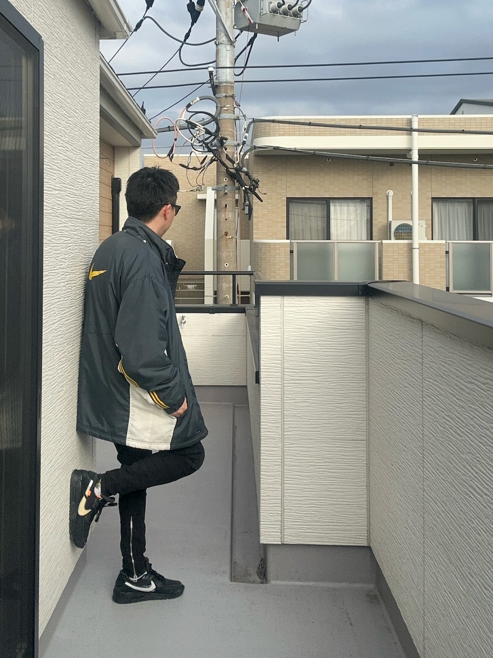 ホワイト系のトップス、ブルー系のジャケット/アウター、ブラック系のデニムパンツを着用したメンズの秋コーディネートの4枚目の写真