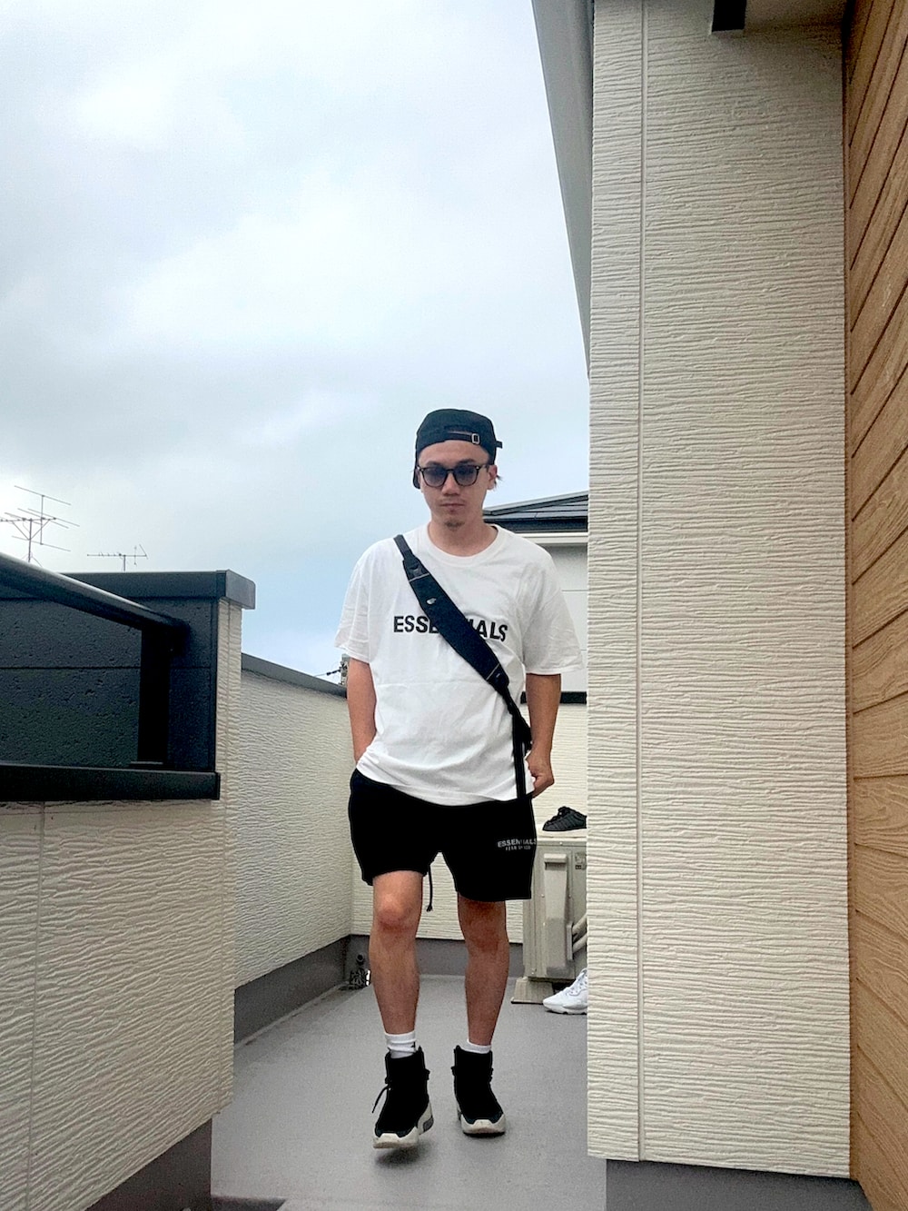 ホワイト系のTシャツ/カットソー、ブラック系のスウェットパンツ、ブラック系のスニーカーを着用したメンズの夏コーディネートの2枚目の写真