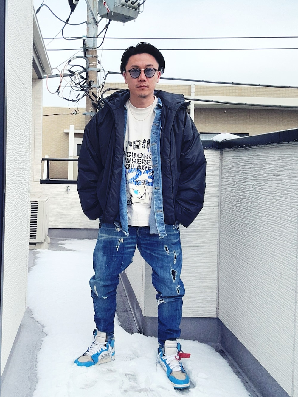 ブルー系のデニムパンツ、ホワイト系のTシャツ/カットソー、ブルー系のデニムジャケットを着用したメンズの冬コーディネートの2枚目の写真