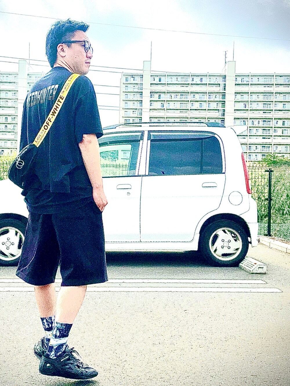 ブラック系のショルダーバッグ、ブラック系のTシャツ/カットソー、ブラック系のスウェットパンツを着用したメンズの夏コーディネートの2枚目の写真