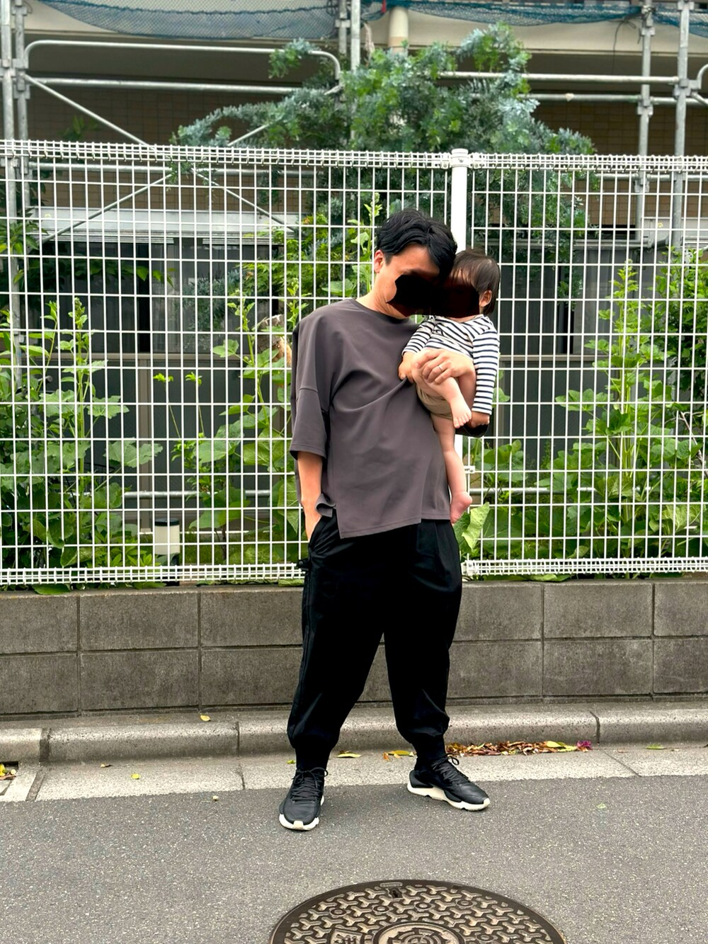 ブラック系のスニーカー、ブラック系のその他パンツ、グレー系のTシャツ/カットソーを着用したメンズの春コーディネートの2枚目の写真