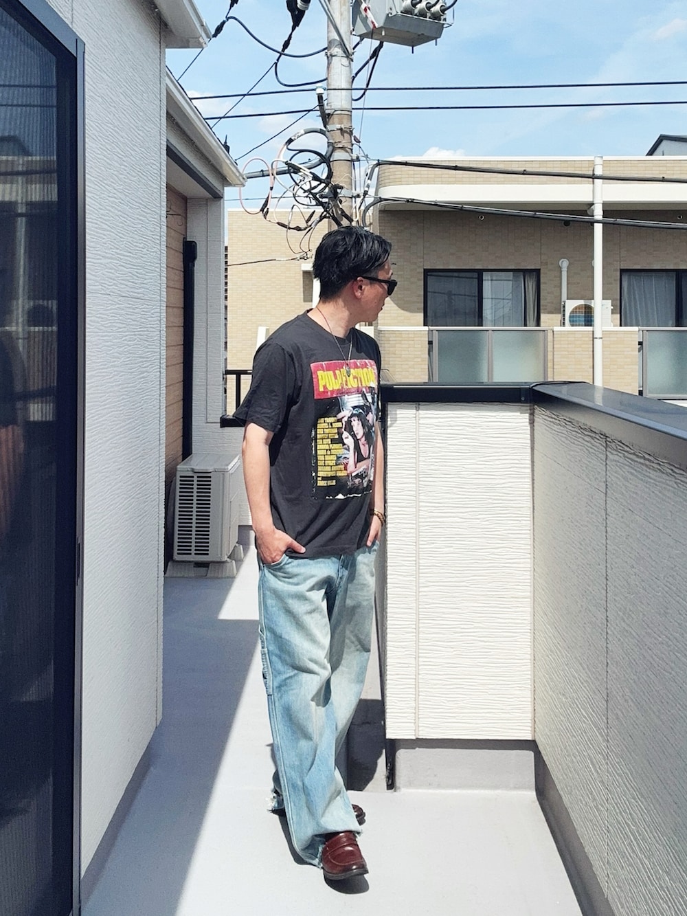 ブルー系のデニムパンツ、ブラック系のTシャツ/カットソー、ブラック系のブーツを着用したメンズの春コーディネートの2枚目の写真