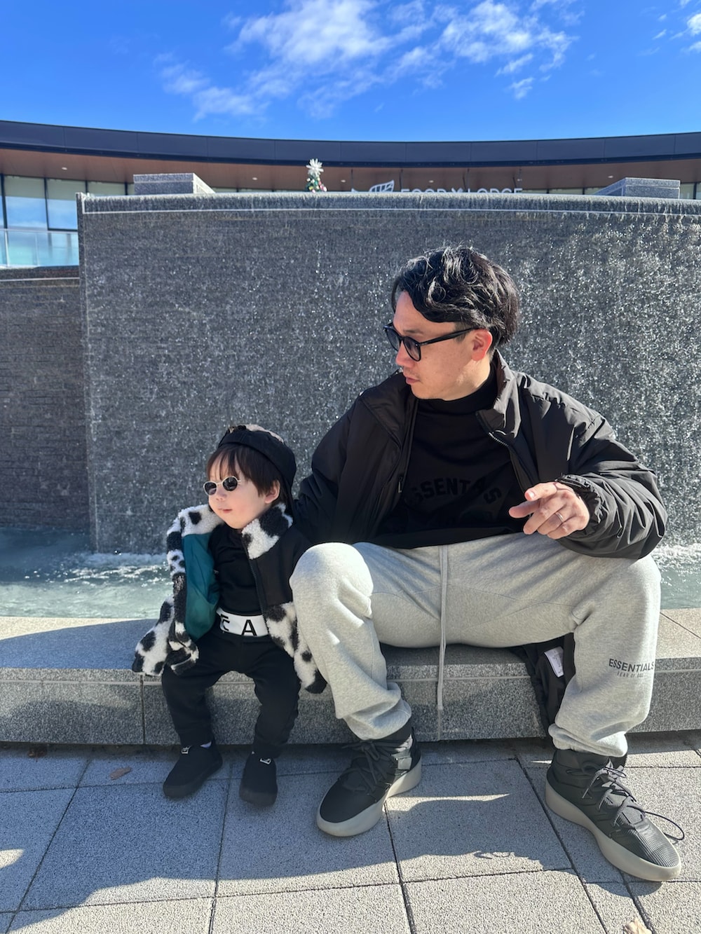 ブラック系のTシャツ/カットソー、ブラック系のその他アウター、グレー系のスウェットパンツを着用したメンズの秋コーディネートの2枚目の写真