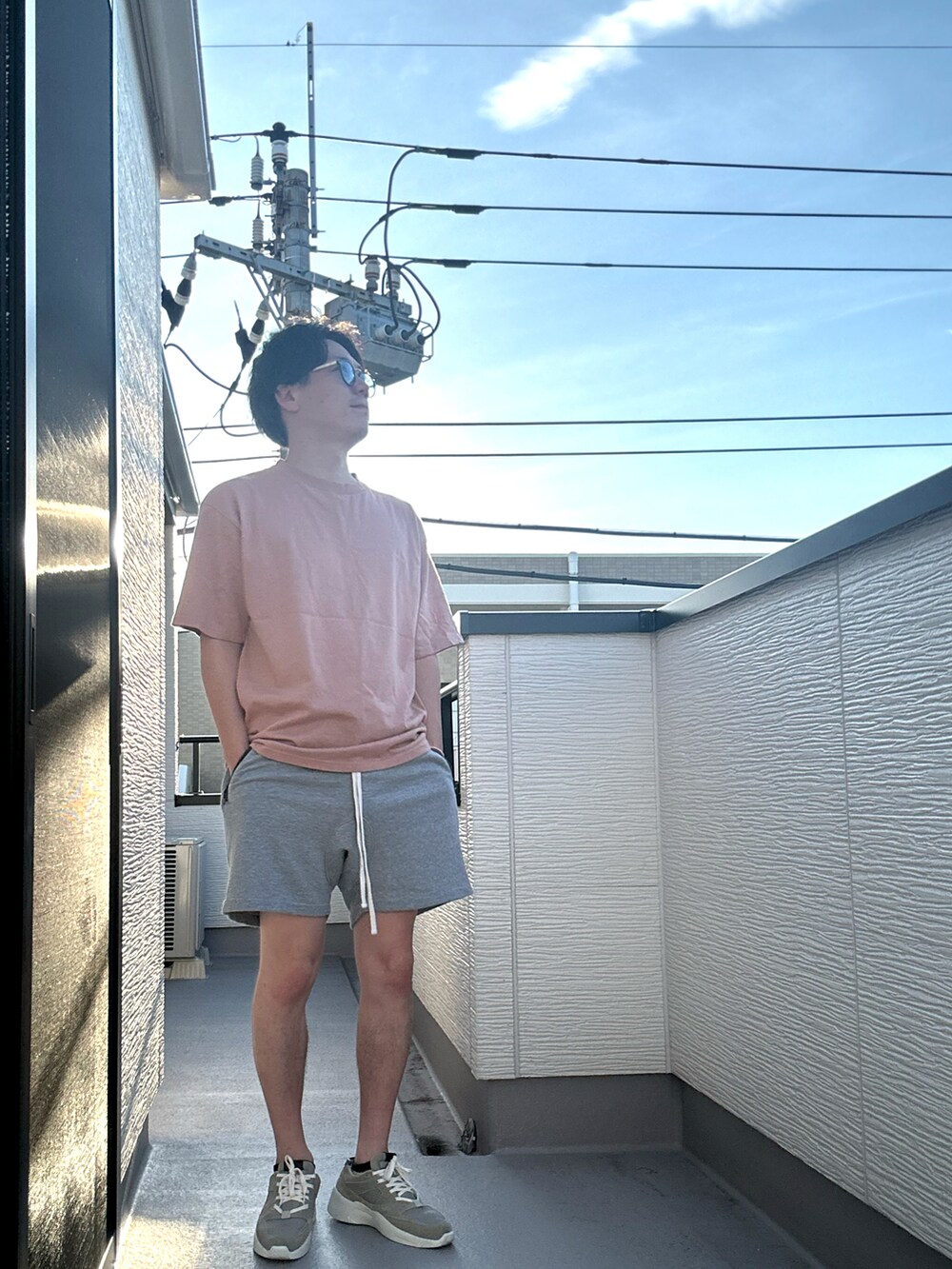 「淡色コーデ、夏コーデ、キャップ、ハーフパンツ、シンプルコーデ、ストリート、オトナカジュアル、ラクチンコーデ、シンプル、夏だ！Tシャツ着よう！、WYM」｜「WYM LIDNMのEXTRA FINE COTTON BASIC TEE（Tシャツ/カットソー、ピンク系）」を使った、（asatomoz）さん（メンズ・170cm）の夏コーディネートの3枚目の写真