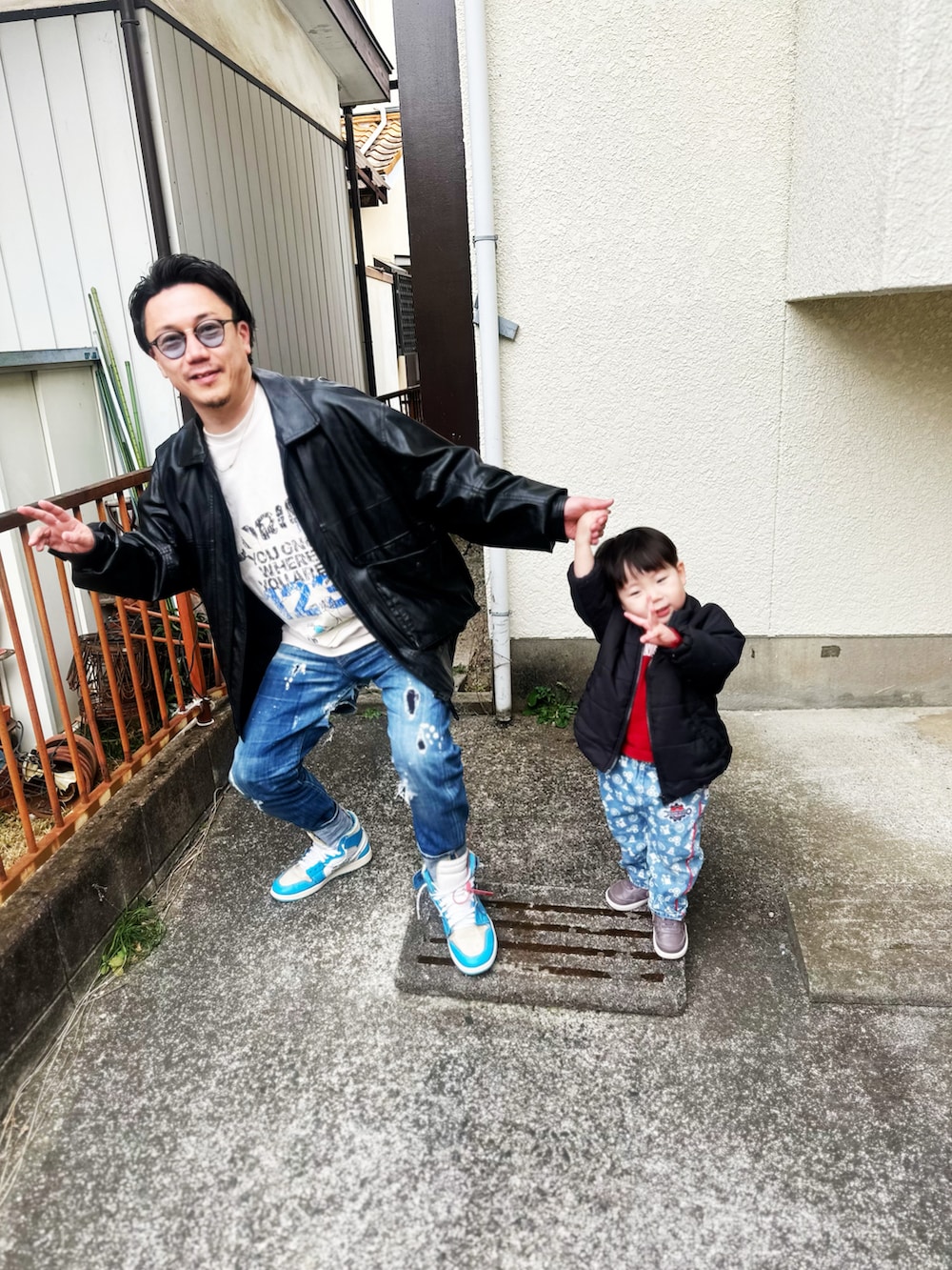 ブルー系のデニムパンツ、ホワイト系のTシャツ/カットソー、ブルー系のサングラスを着用したメンズの冬コーディネートの3枚目の写真