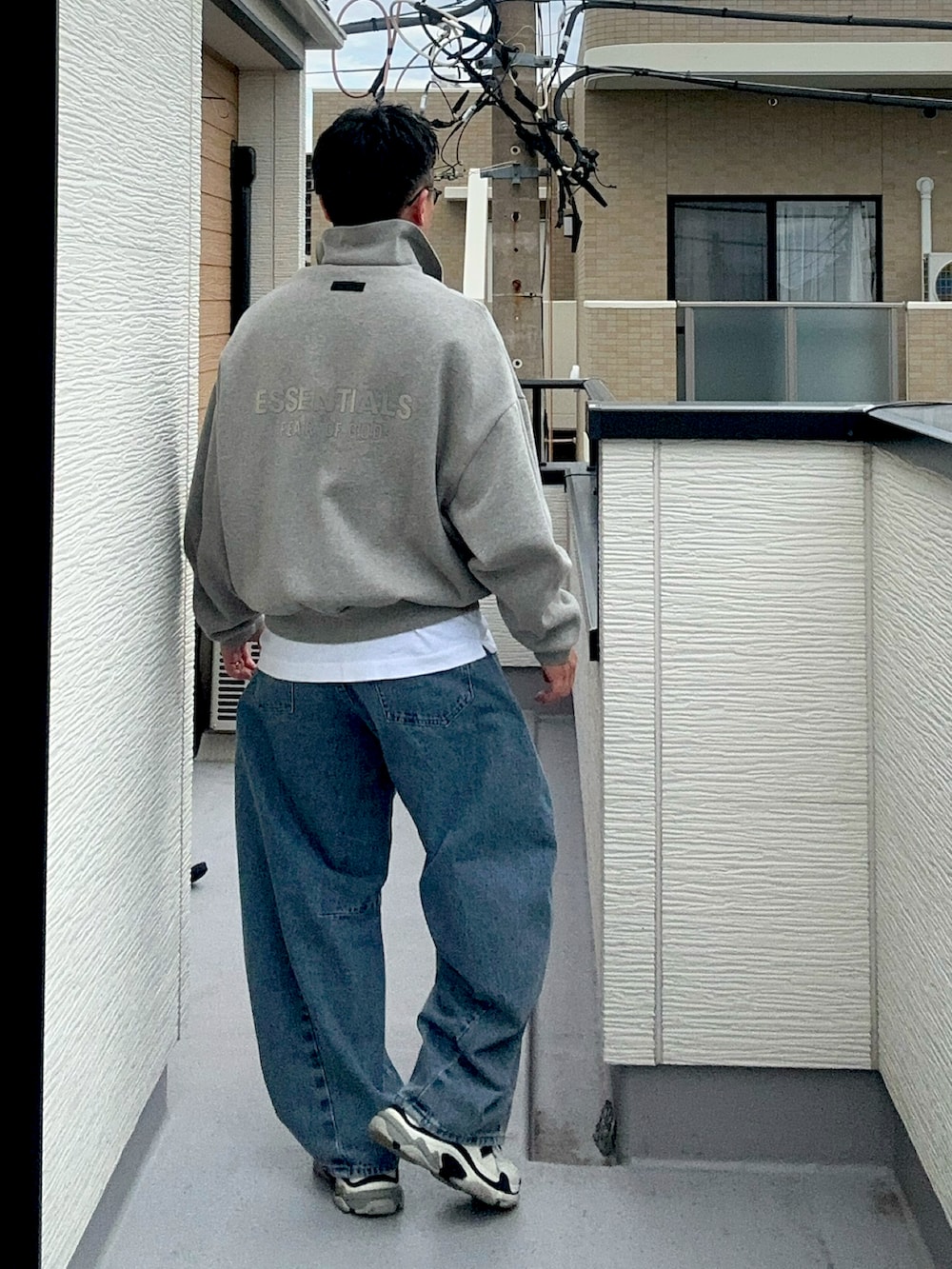 ブルー系のデニムパンツ、グレー系のポロシャツ、ホワイト系のTシャツ/カットソーを着用したメンズの秋コーディネートの2枚目の写真