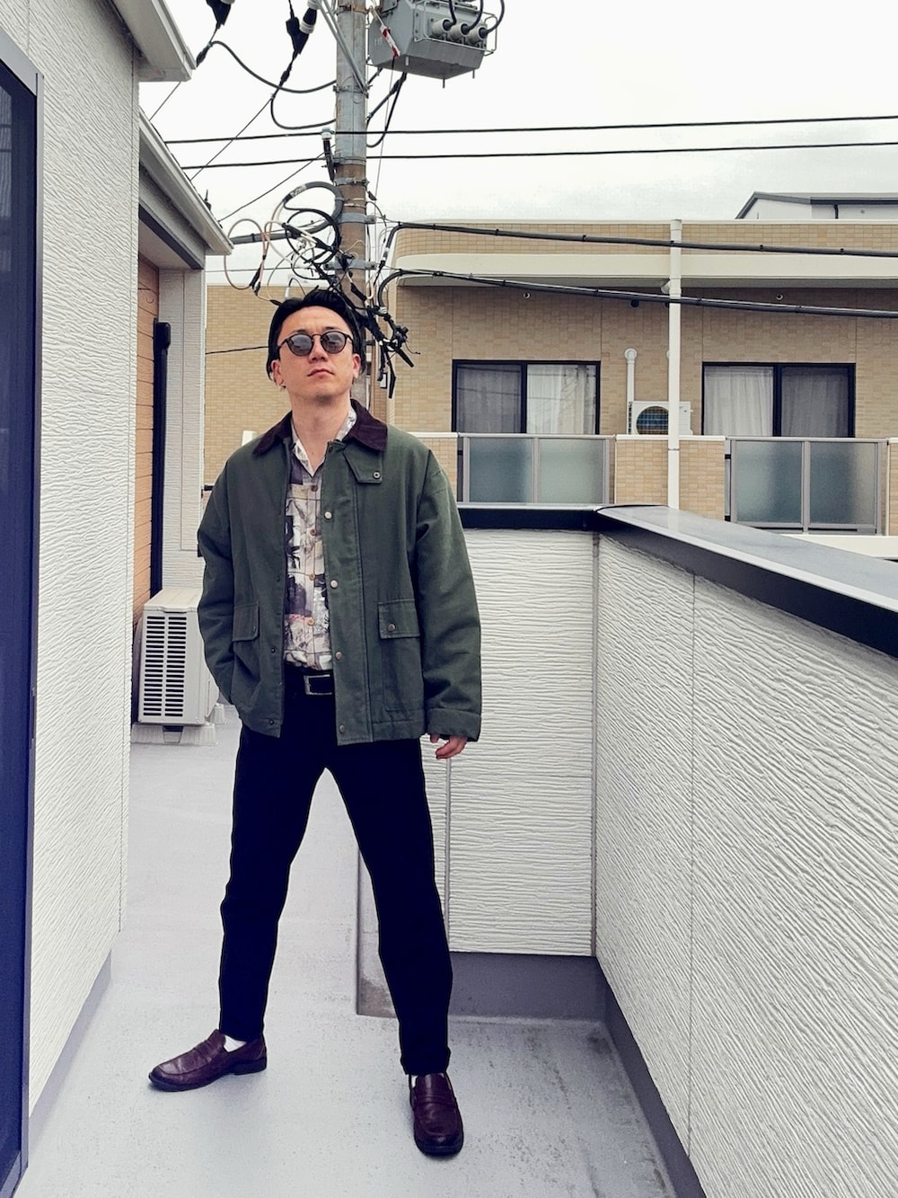 ベージュ系のシャツ/ブラウス、グリーン系のミリタリージャケット、ブラック系のスラックスを着用したメンズの春コーディネートの3枚目の写真